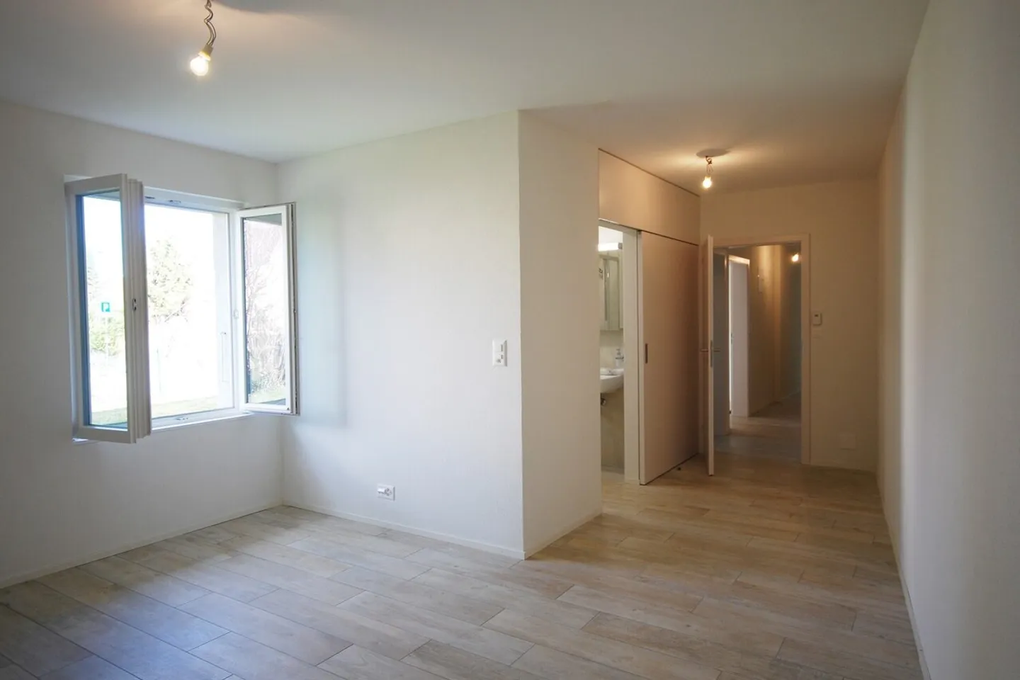 Stunning 4.5-room apartment in the heart of the village! - Photo 8 of 10