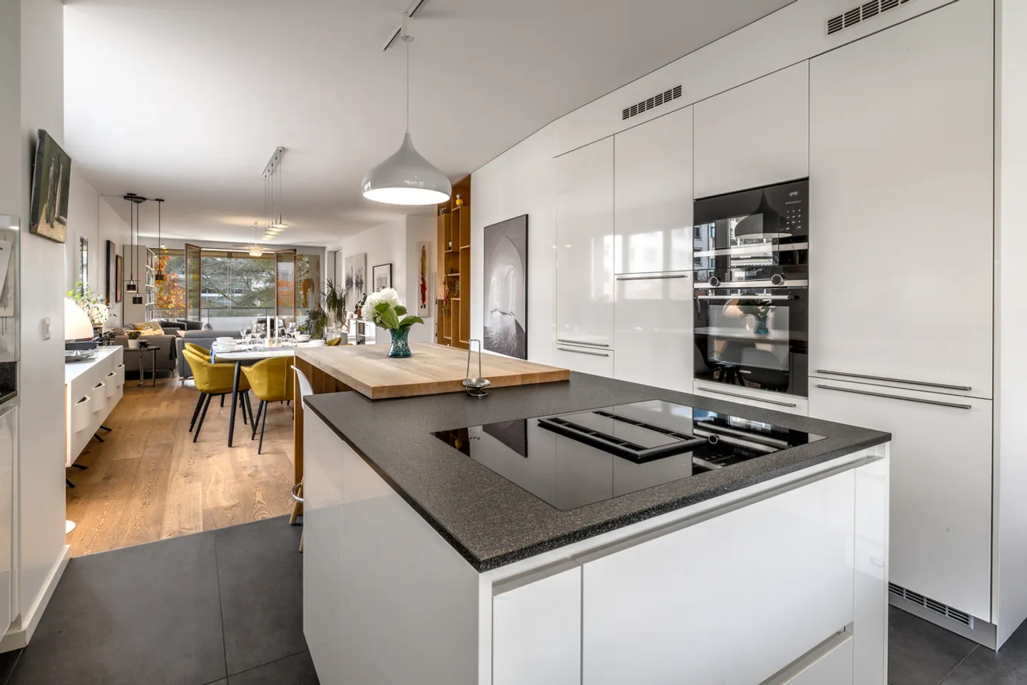 Bright 6-room apartment renovated with large balconies - Photo 3 of 12