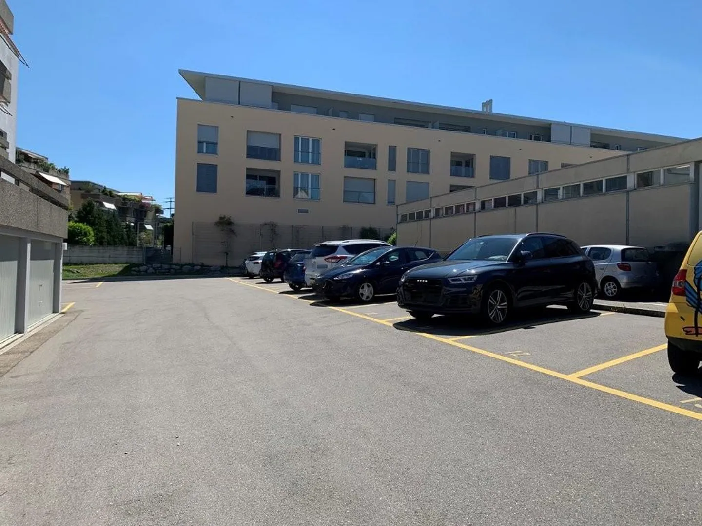 Outdoor parking space in Gümligen - near the center - Photo 2 of 3