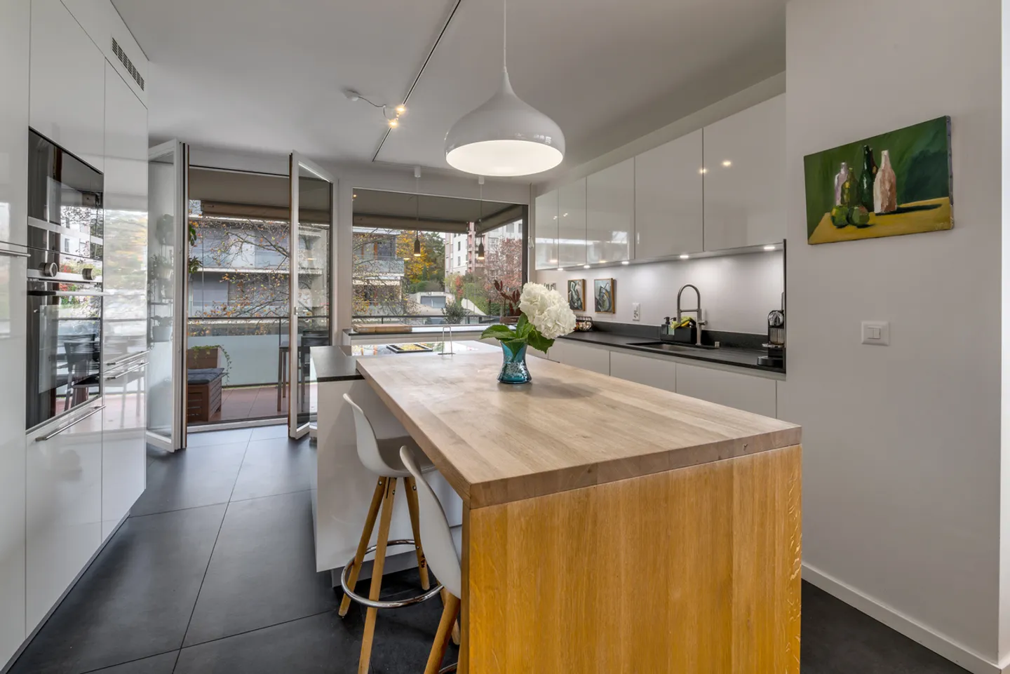 Bright 6-room apartment renovated with large balconies - Photo 4 of 12