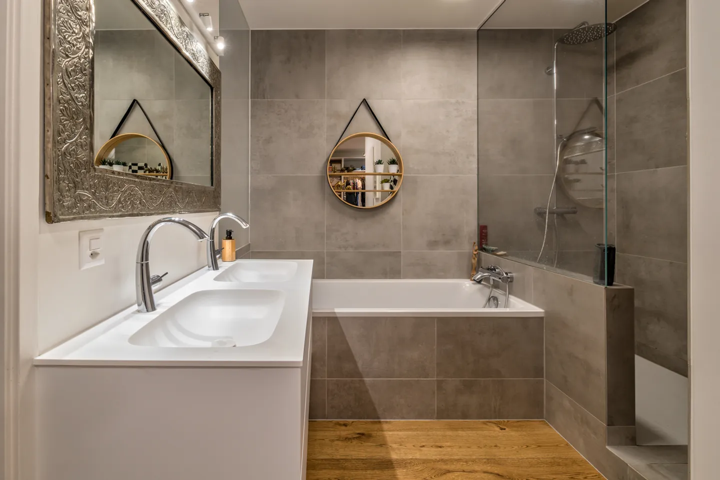 Bright 6-room apartment renovated with large balconies - Photo 8 of 12