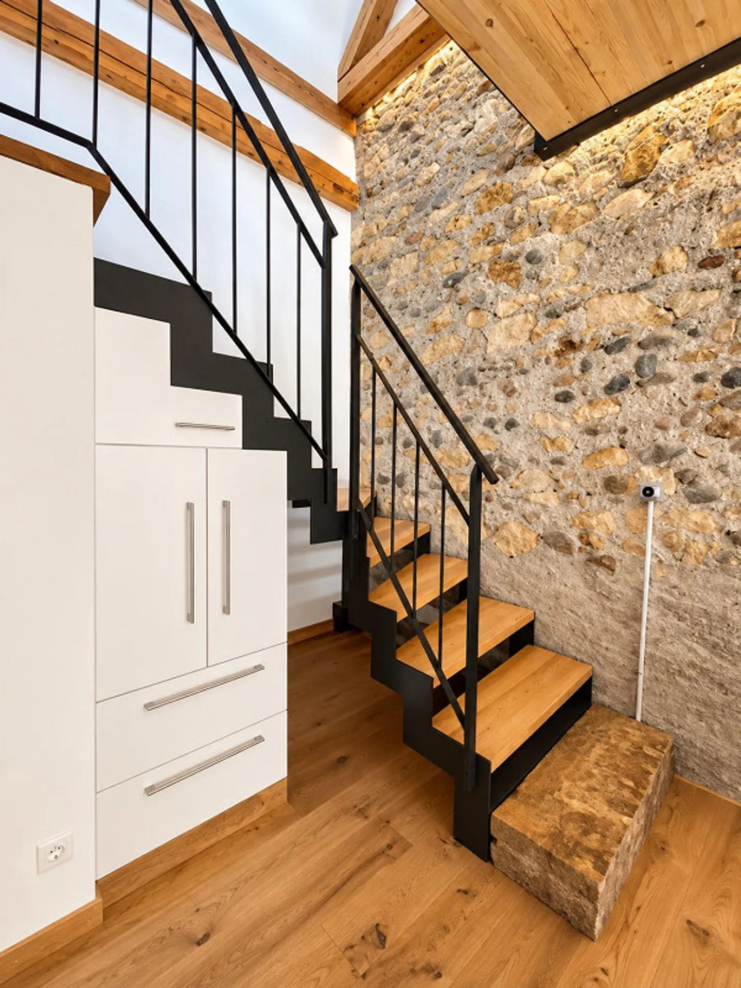 Unique Living with Loft Character – 4-Room Apartment in Galmiz - Photo 5 of 9
