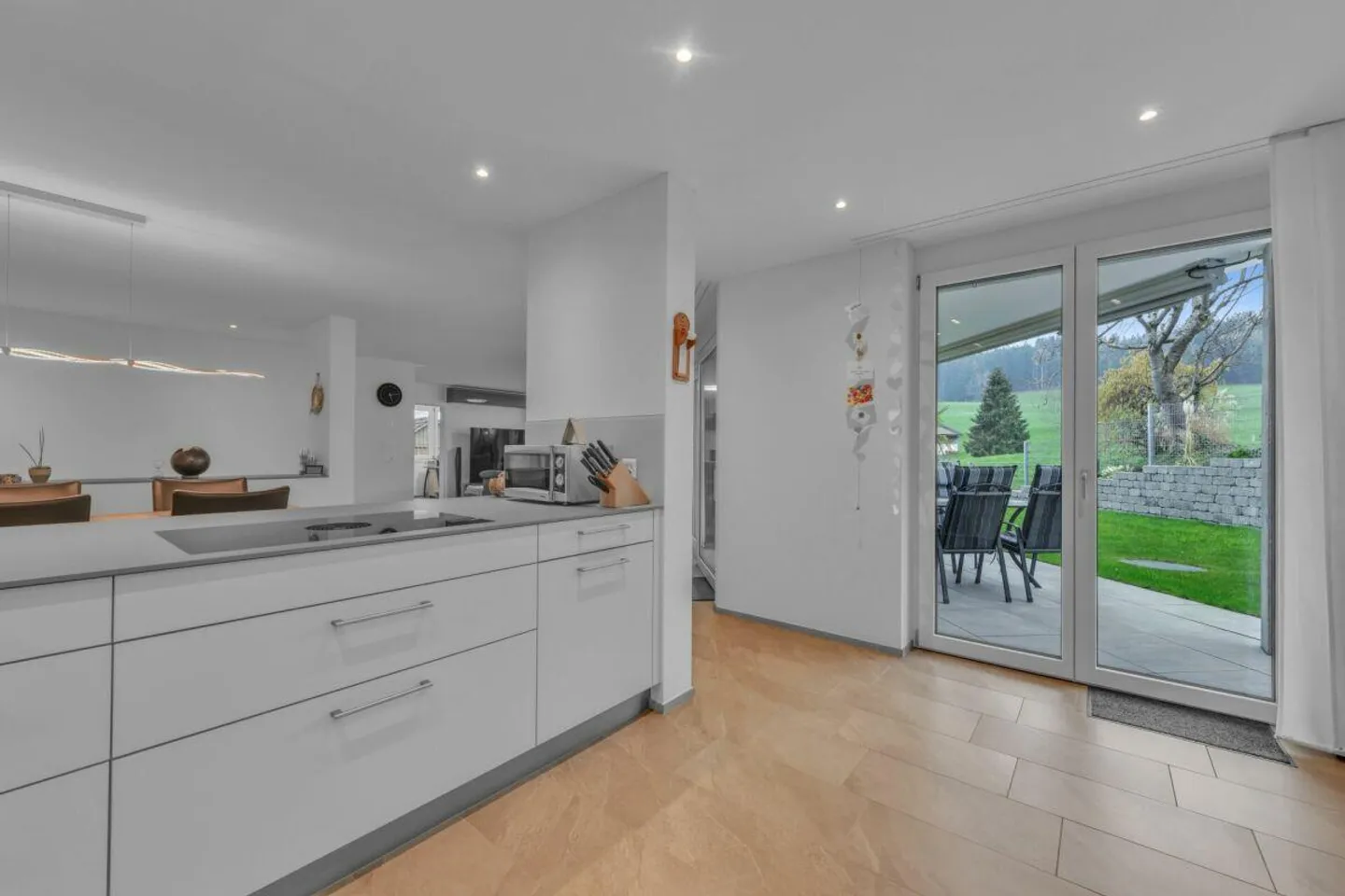 Paradiso del giardino con stile - Moderno appartamento di 4,5 stanze con fascino, comfort e ampio spazio esterno - Foto 3 di 26