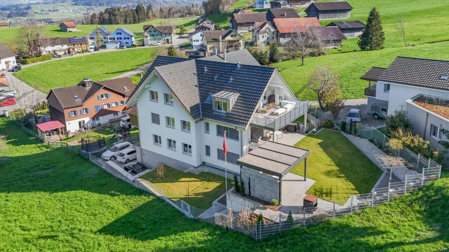 Paradiso del giardino con stile - Moderno appartamento di 4,5 stanze con fascino, comfort e ampio spazio esterno - Foto 2 di 26