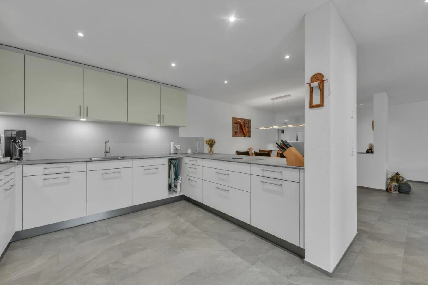 Paradiso del giardino con stile - Moderno appartamento di 4,5 stanze con fascino, comfort e ampio spazio esterno - Foto 6 di 26