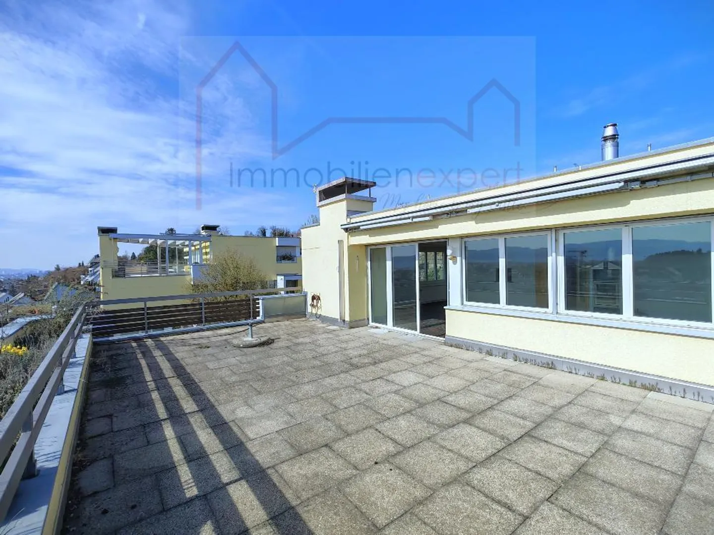 Terrassenhaus mit Panoramablick - Foto 3 von 13