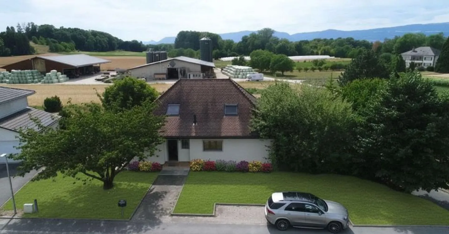 Spacious Family Home Near Lake - Photo 3 of 13