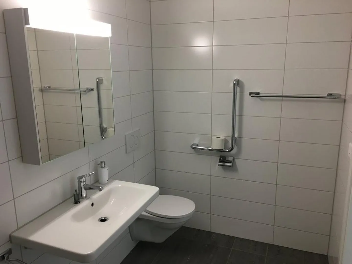 Appartamento 2,5 locali nel centro di Uetendorf - Foto 4 di 7