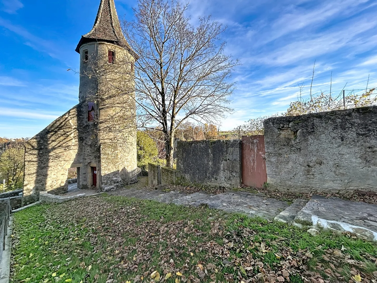 Haus mit 3 Etagen und Dachboden mit sehr schönen Gärten - Foto 2 von 6