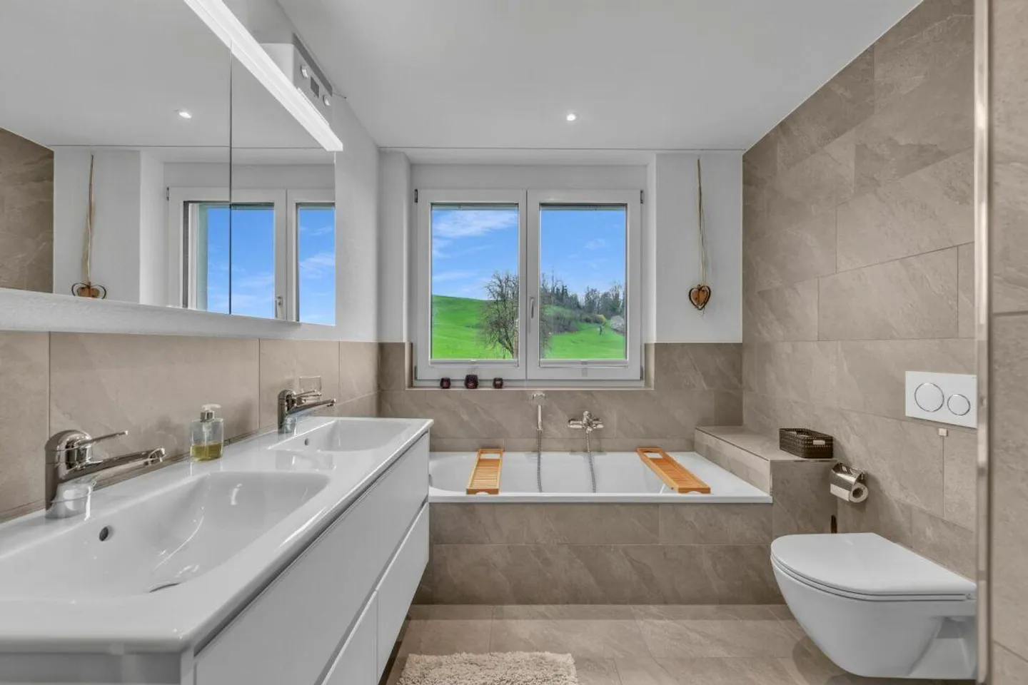 Paradiso del giardino con stile - Moderno appartamento di 4,5 stanze con fascino, comfort e ampio spazio esterno - Foto 16 di 26