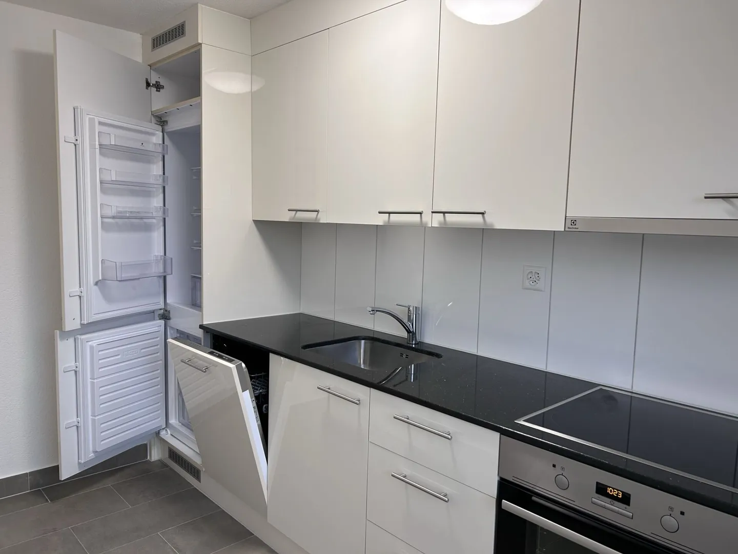 Appartement penthouse 3.5 pièces en excellent état, ascenseur, grande terrasse sur le toit avec vue imprenable - Photo 2 sur 16