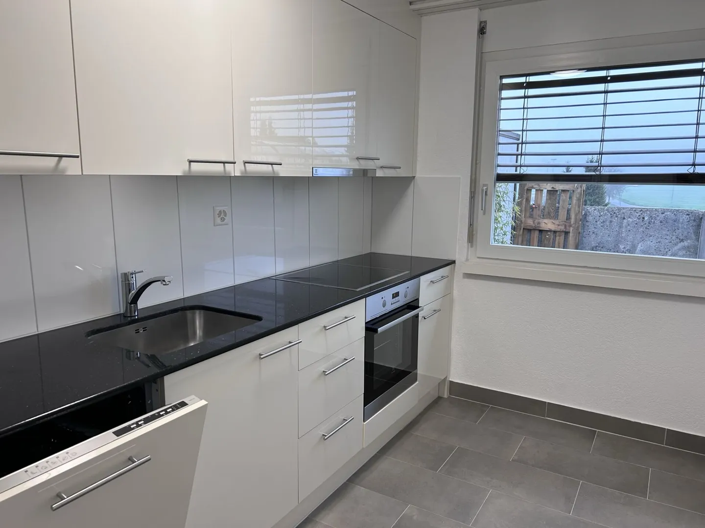 Appartement penthouse 3.5 pièces en excellent état, ascenseur, grande terrasse sur le toit avec vue imprenable - Photo 1 sur 16