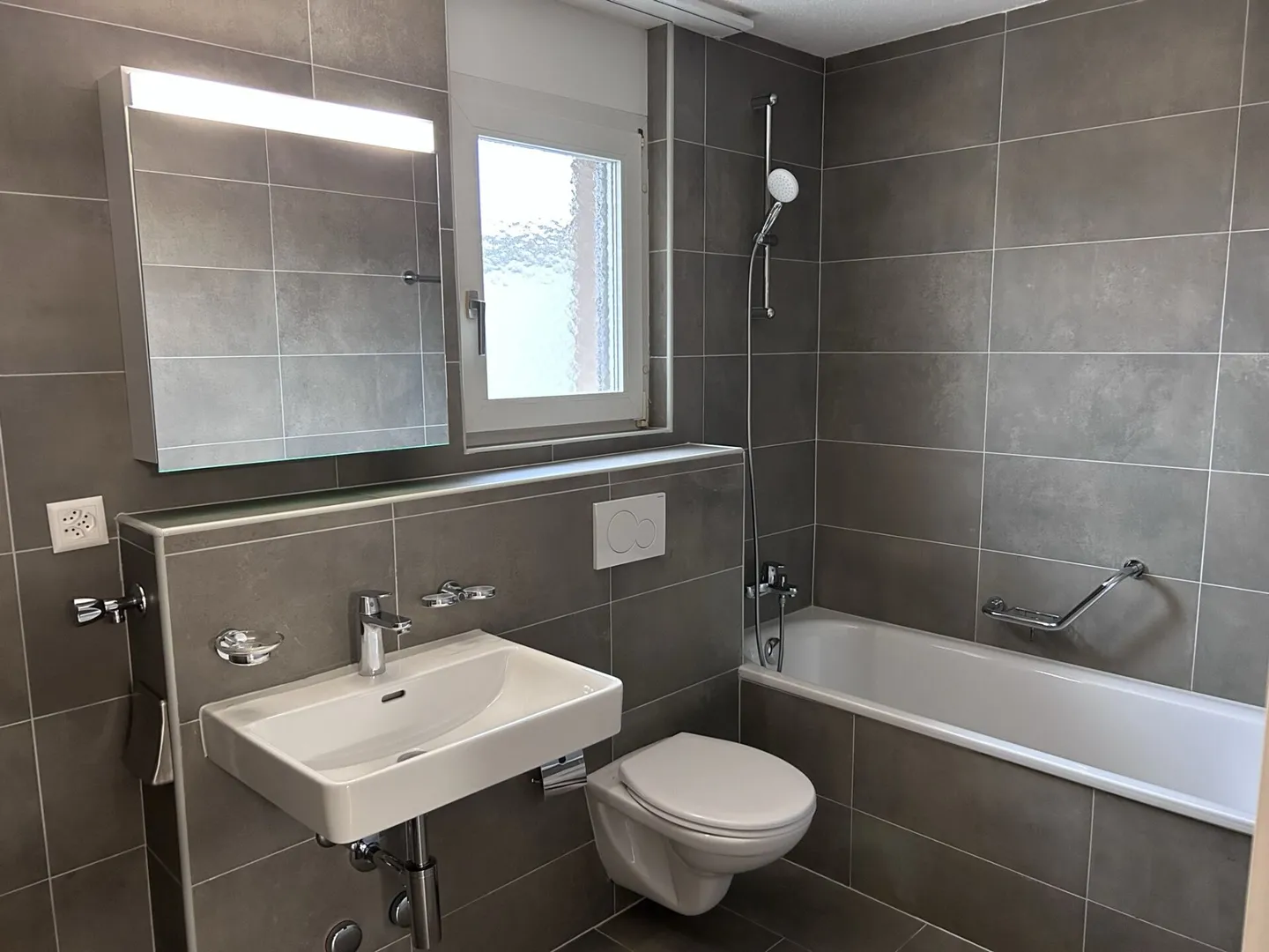 Appartement penthouse 3.5 pièces en excellent état, ascenseur, grande terrasse sur le toit avec vue imprenable - Photo 4 sur 16