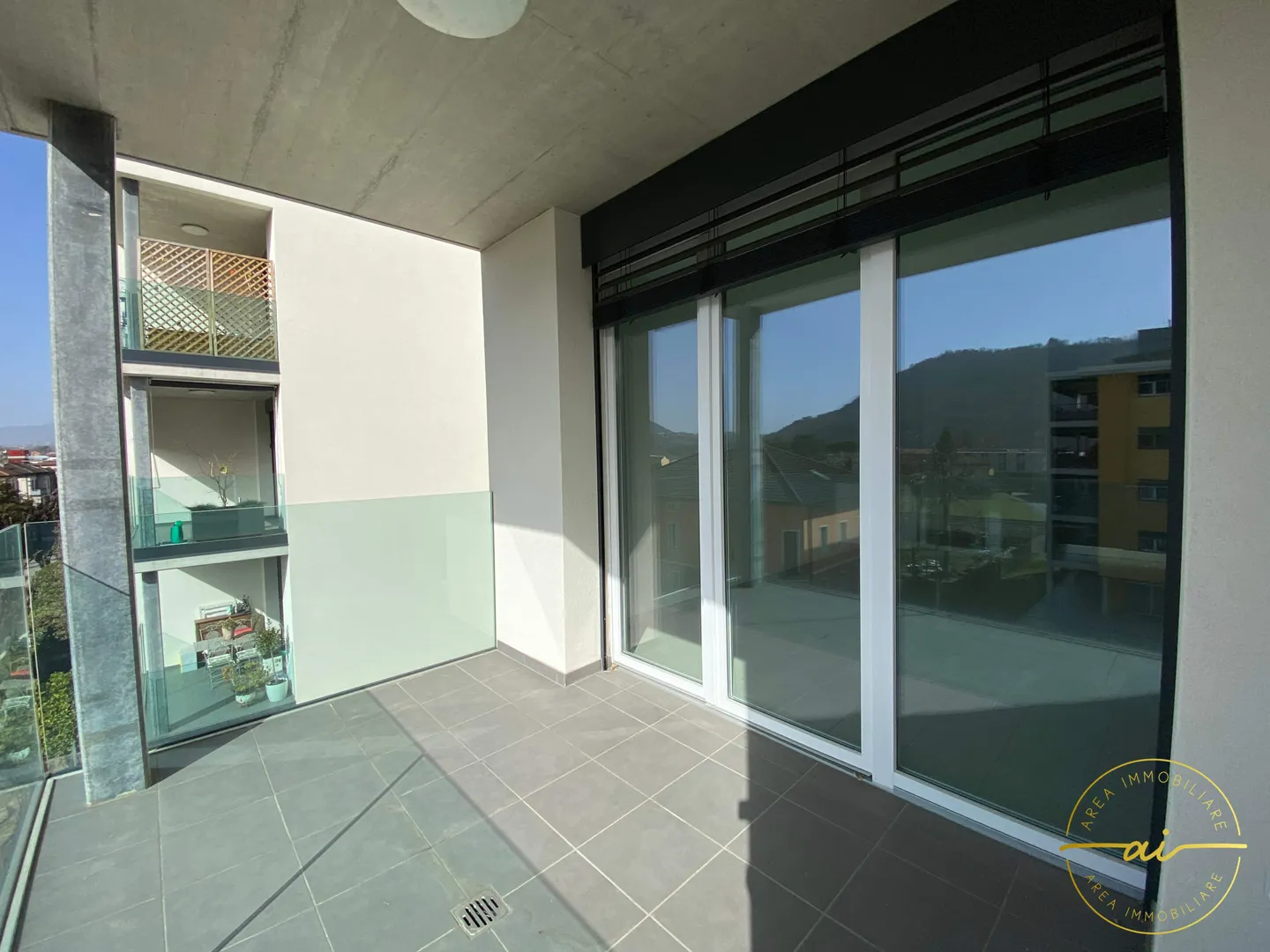 HELLE 3.5-ZIMMER-WOHNUNG MIT TERRASSE IN BALERNA - Foto 3 von 12