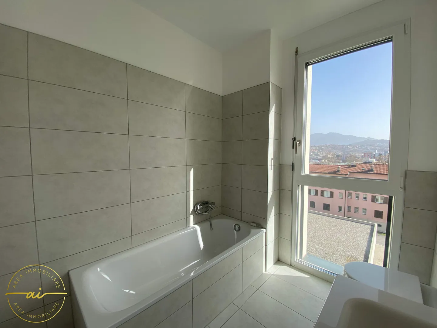 HELLE 3.5-ZIMMER-WOHNUNG MIT TERRASSE IN BALERNA - Foto 9 von 12