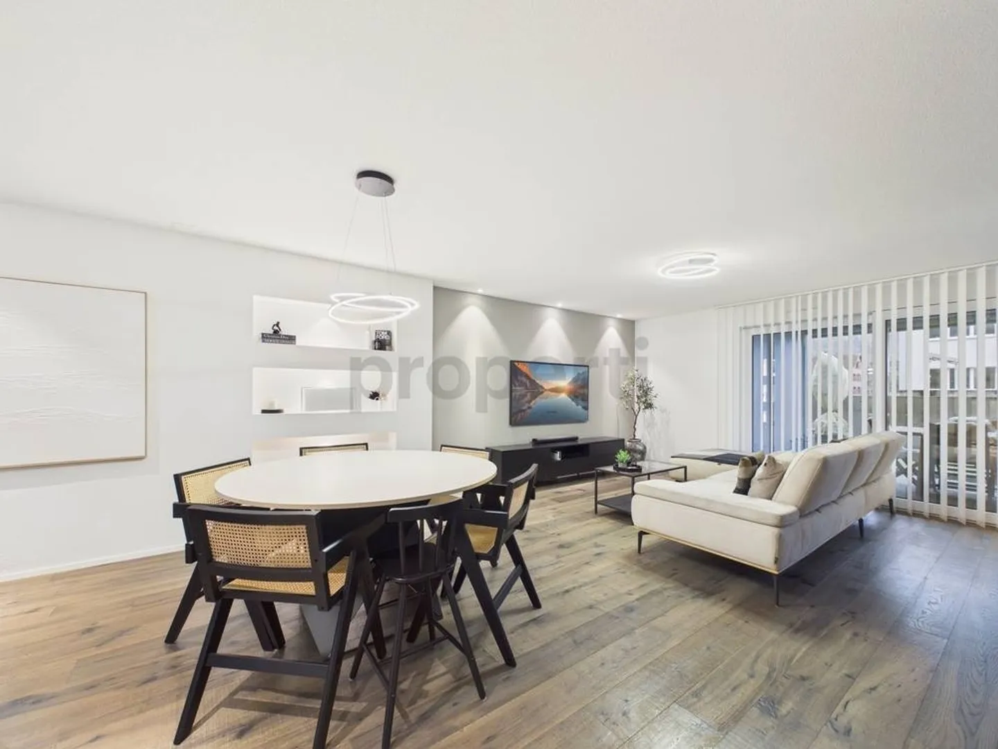 Spacious Apartment with Garden - Photo 2 of 13