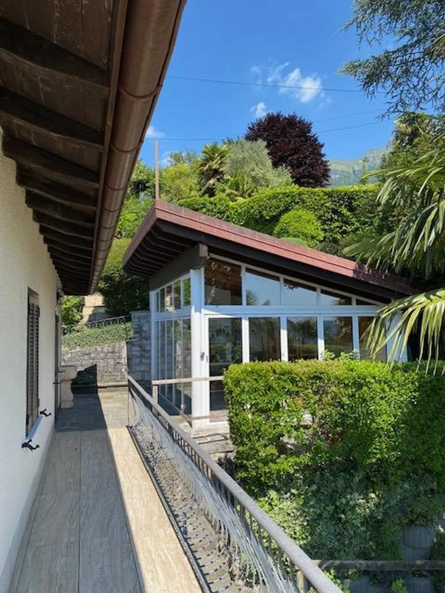 Stunning property with lake view and large garden - Photo 5 of 11