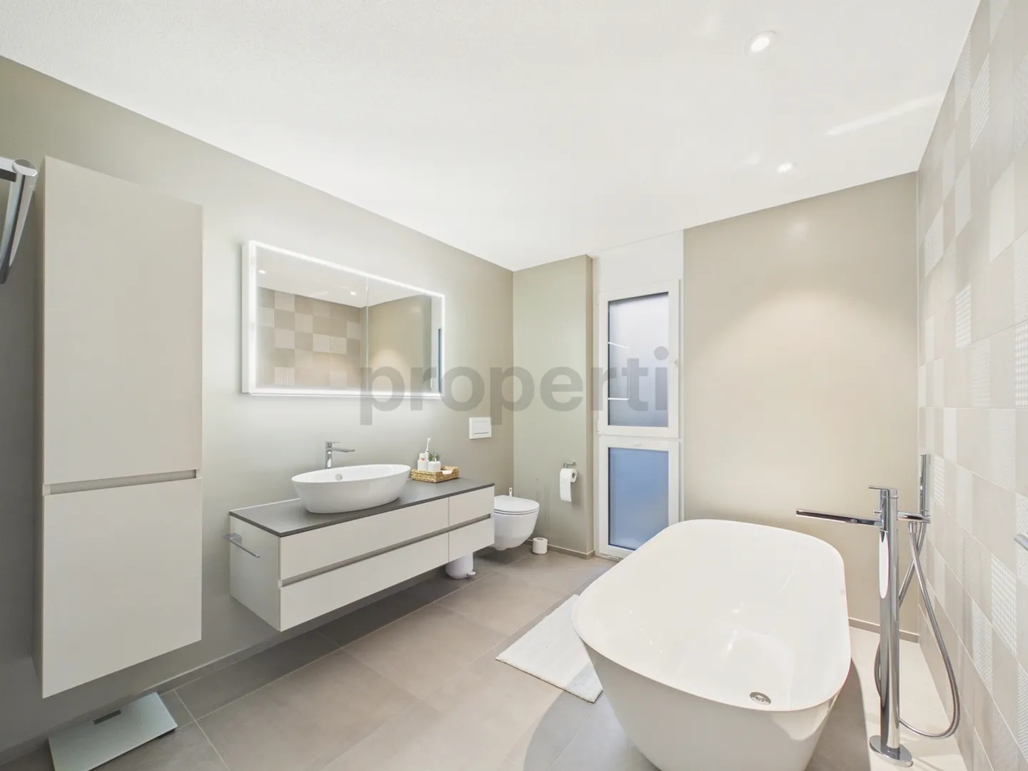 Spacious Apartment with Garden - Photo 11 of 13