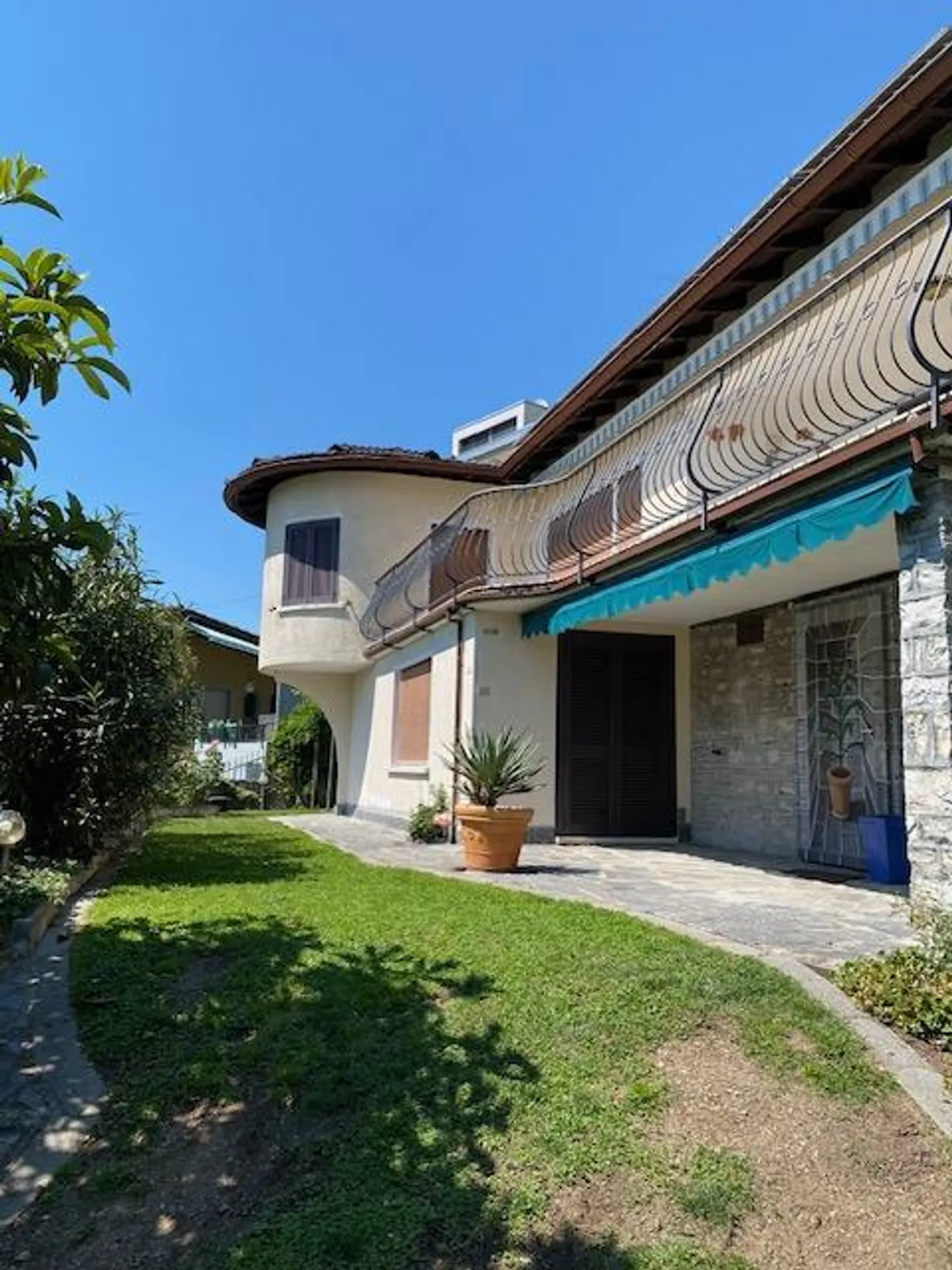 Stunning property with lake view and large garden - Photo 2 of 11