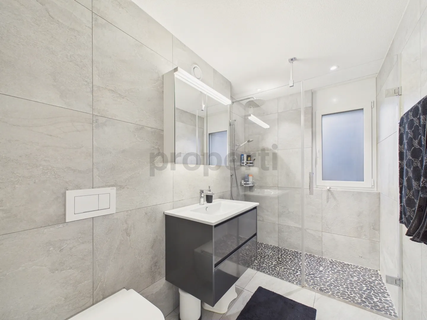 Spacious Apartment with Garden - Photo 12 of 13