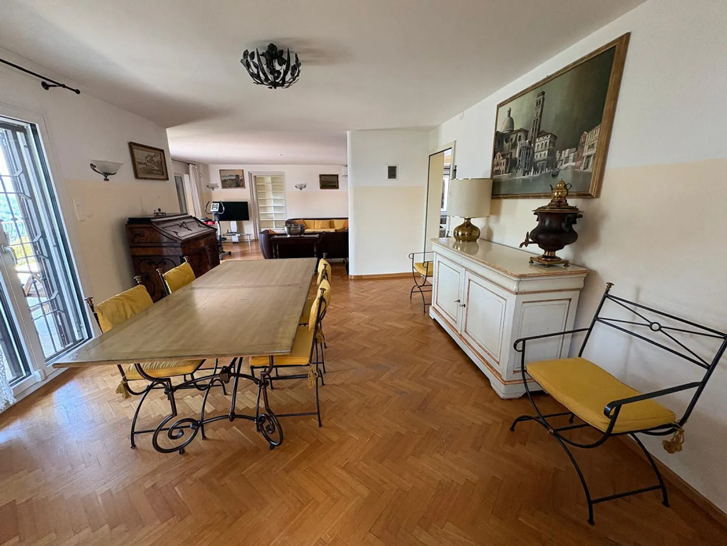 Stunning property with lake view and large garden - Photo 9 of 11