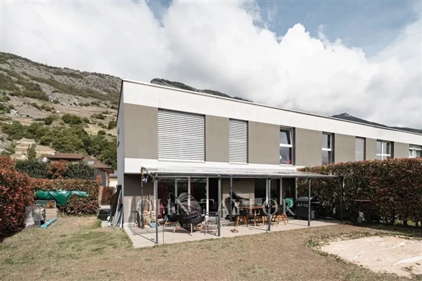 Casa bifamiliare + cantina, con giardino - Foto 1 di 8