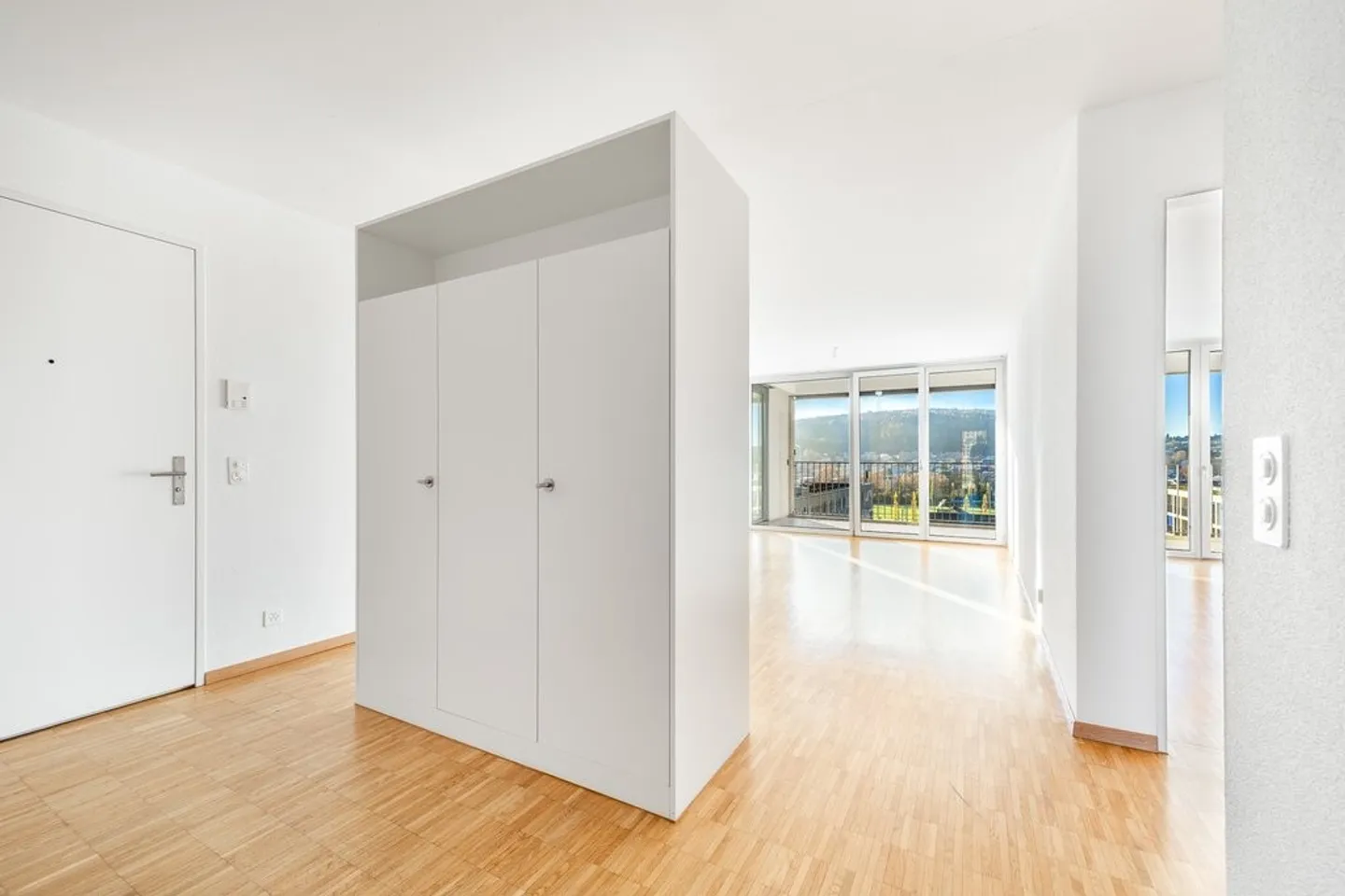 Spacious 3.5-Room Apartment - Photo 2 of 9