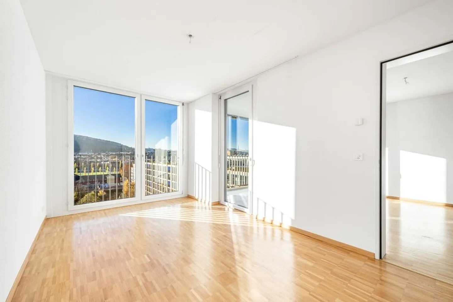 Spacious 3.5-Room Apartment - Photo 3 of 9