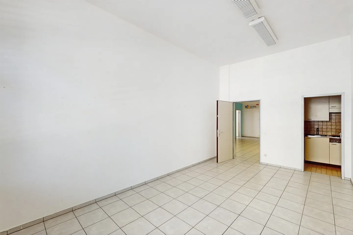 125m2 commercial space on the ground floor - strategic accessibility in Manno - Photo 8 of 12