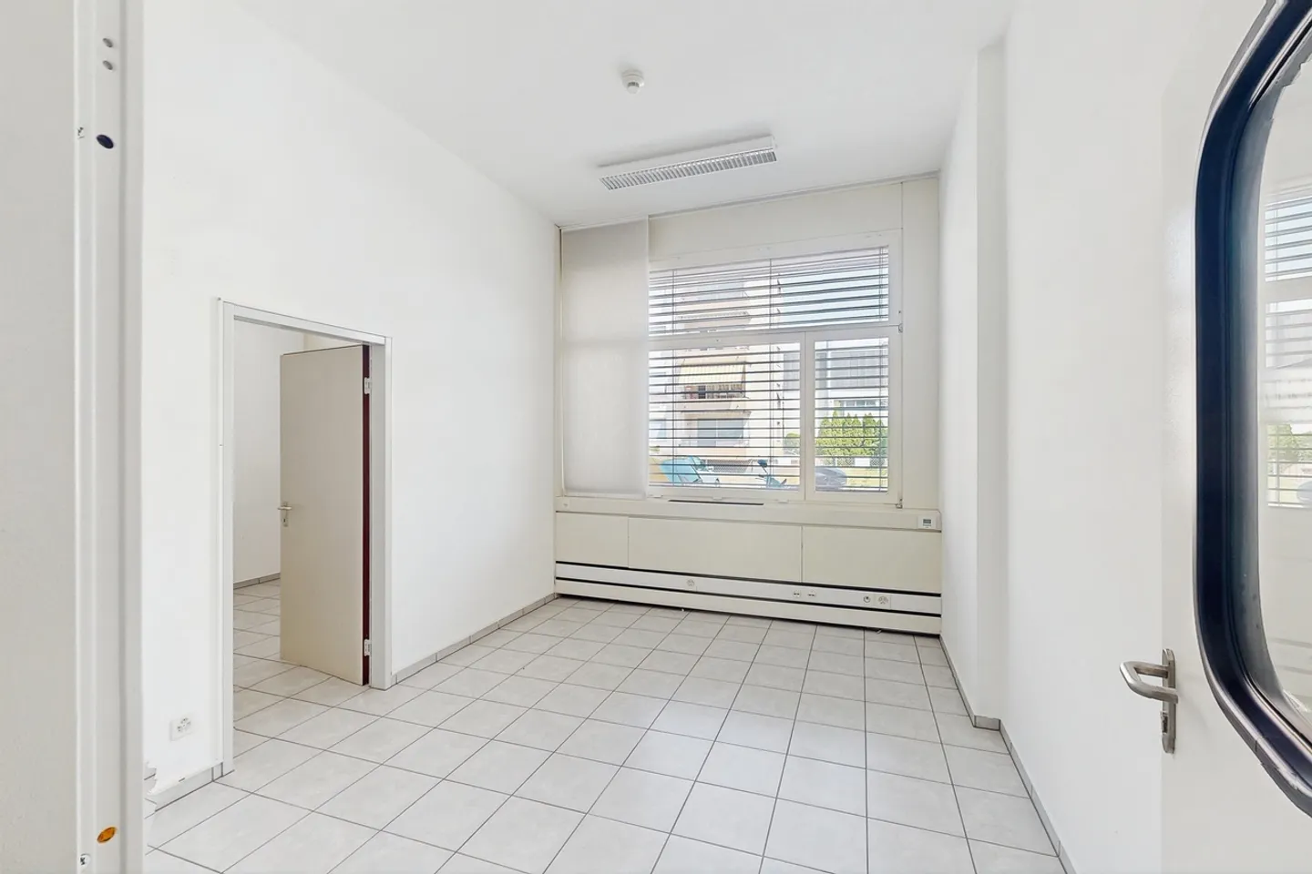 125m2 commercial space on the ground floor - strategic accessibility in Manno - Photo 3 of 12