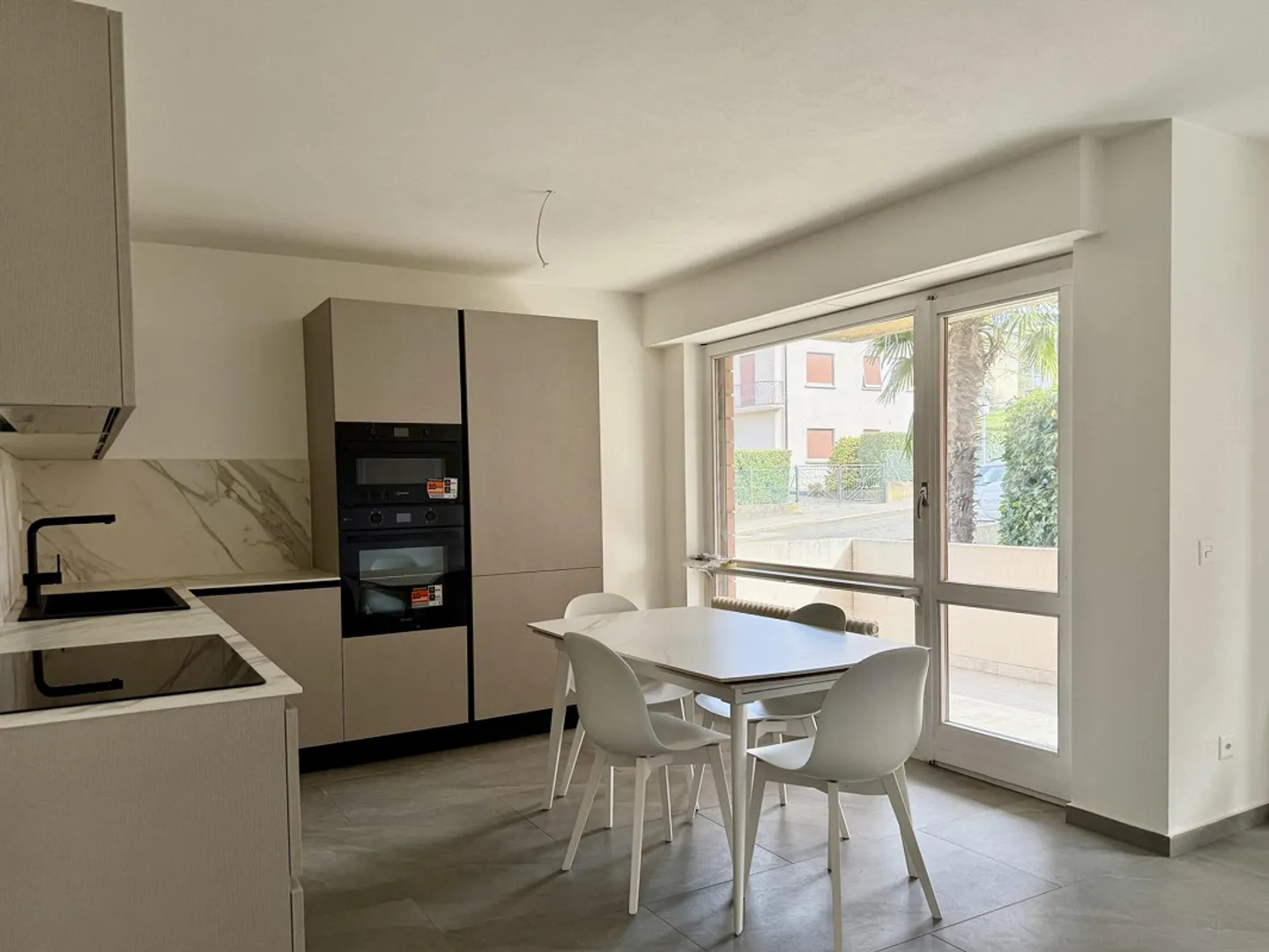 SCHÖNE 3.5 ZIMMER WIE NEU MIT TERRASSE IN MENDRISIO - Foto 2 von 9
