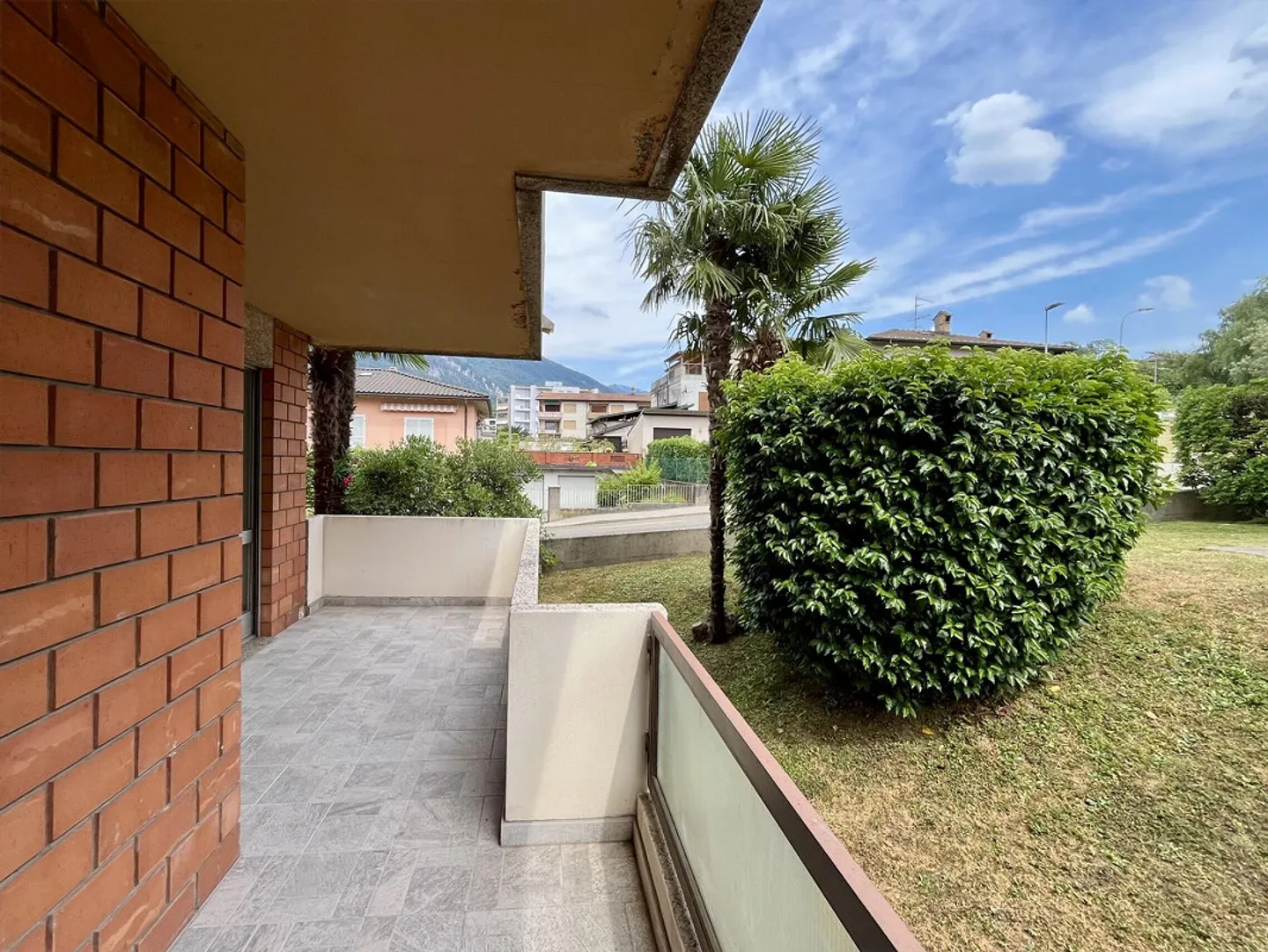 SCHÖNE 3.5 ZIMMER WIE NEU MIT TERRASSE IN MENDRISIO - Foto 3 von 9