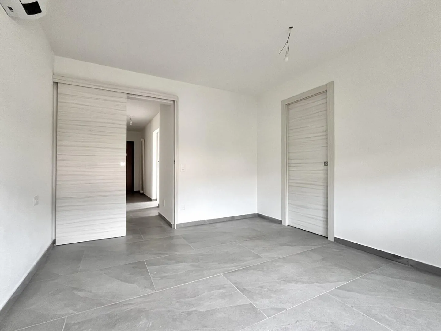 SCHÖNE 3.5 ZIMMER WIE NEU MIT TERRASSE IN MENDRISIO - Foto 6 von 9