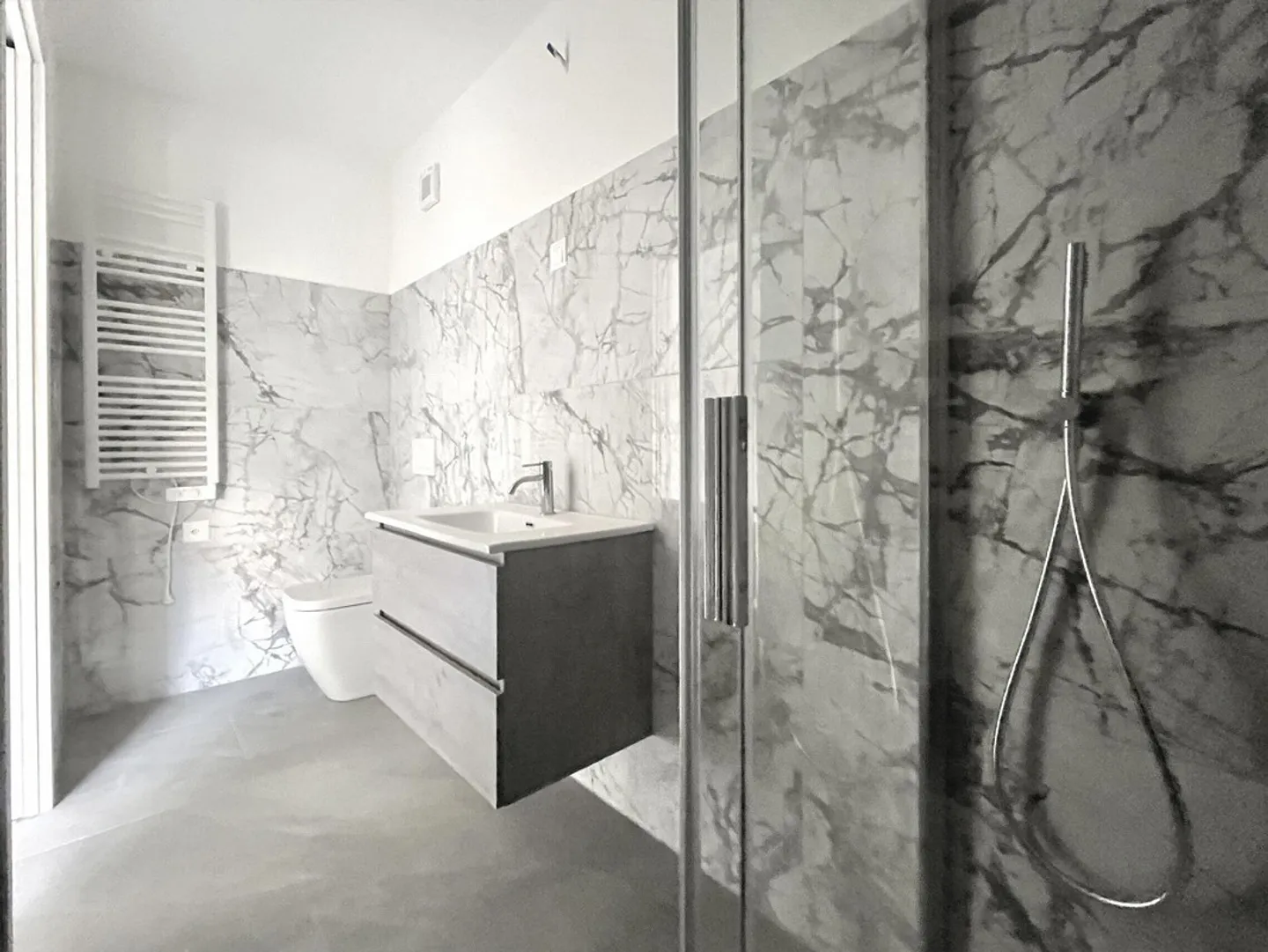 SCHÖNE 3.5 ZIMMER WIE NEU MIT TERRASSE IN MENDRISIO - Foto 7 von 9