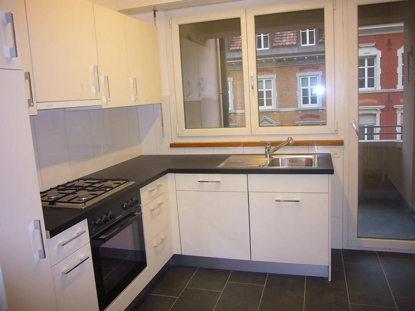 Beautiful 3-room apartment in the center of Basel - Photo 2 of 7