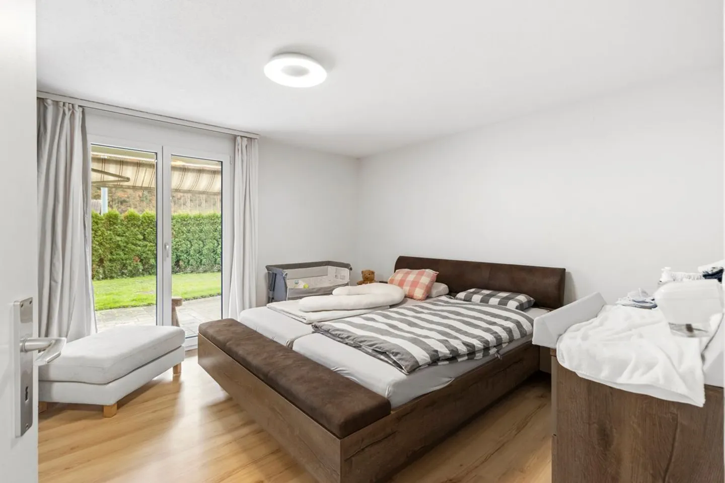 Renovated 4.5-room ground floor apartment with sunny garden - Photo 6 of 7