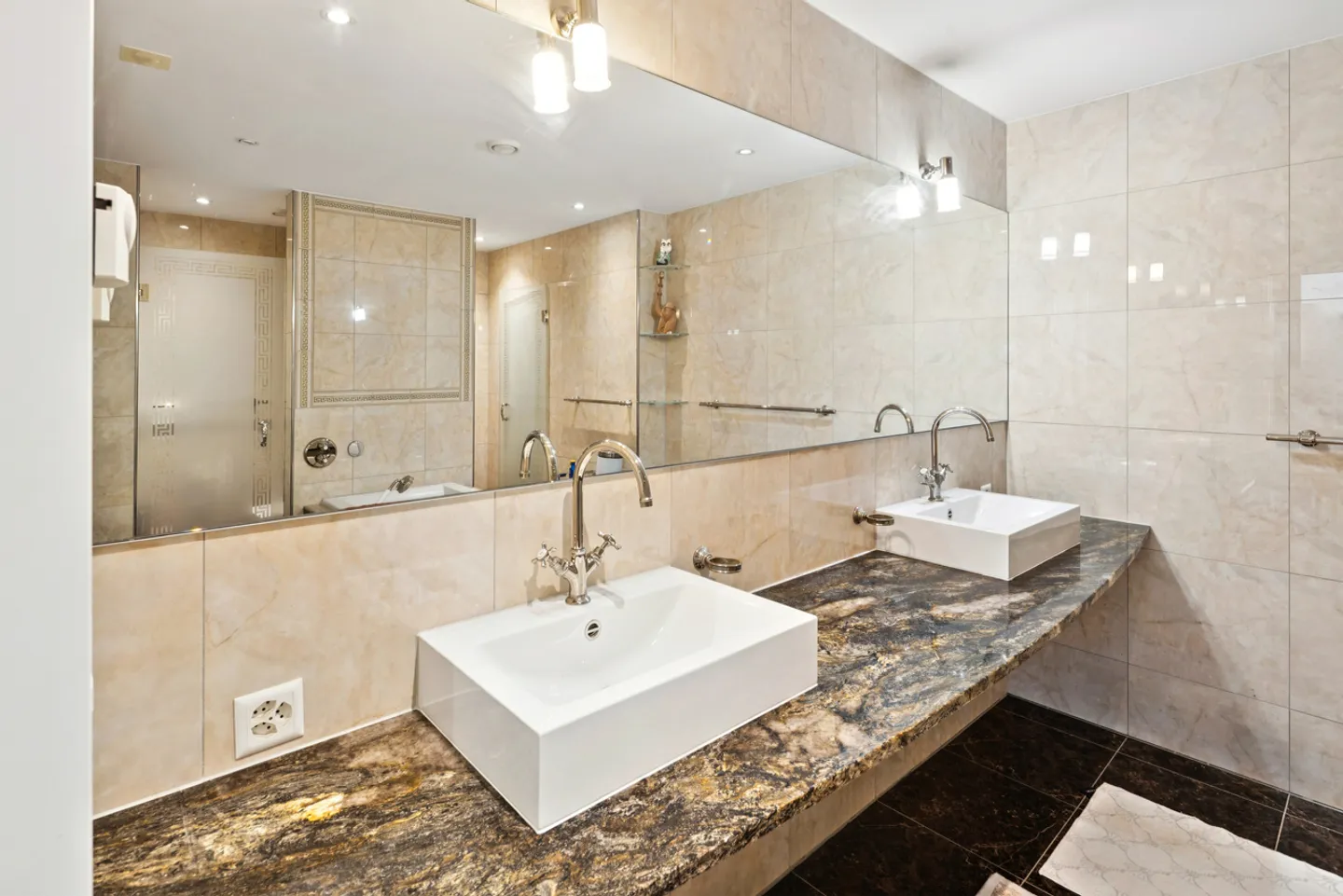 Garden rarity in a privileged location - Photo 9 of 10