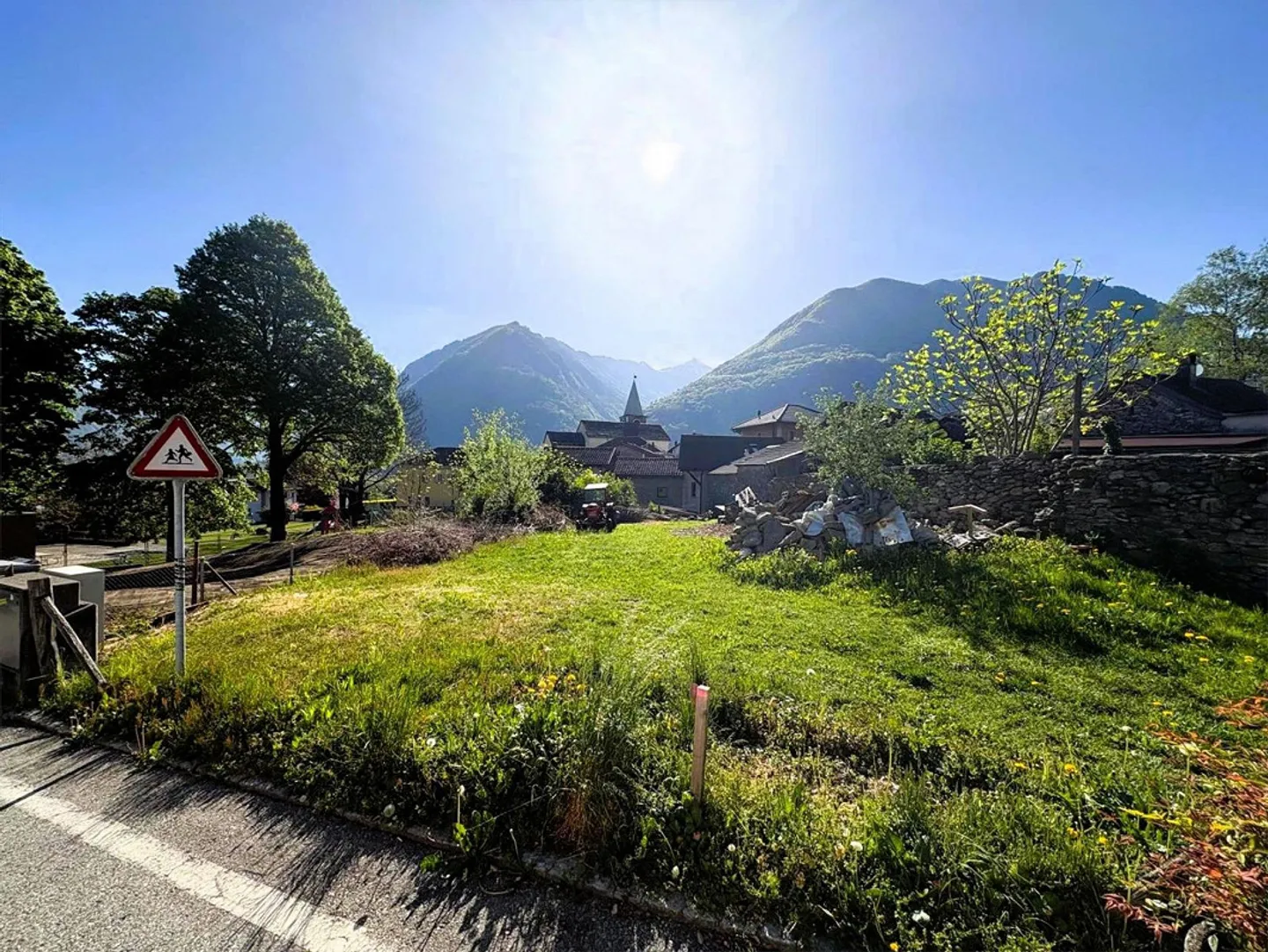 BRIGHT APARTMENT IN A QUIET AREA - Photo 2 of 7