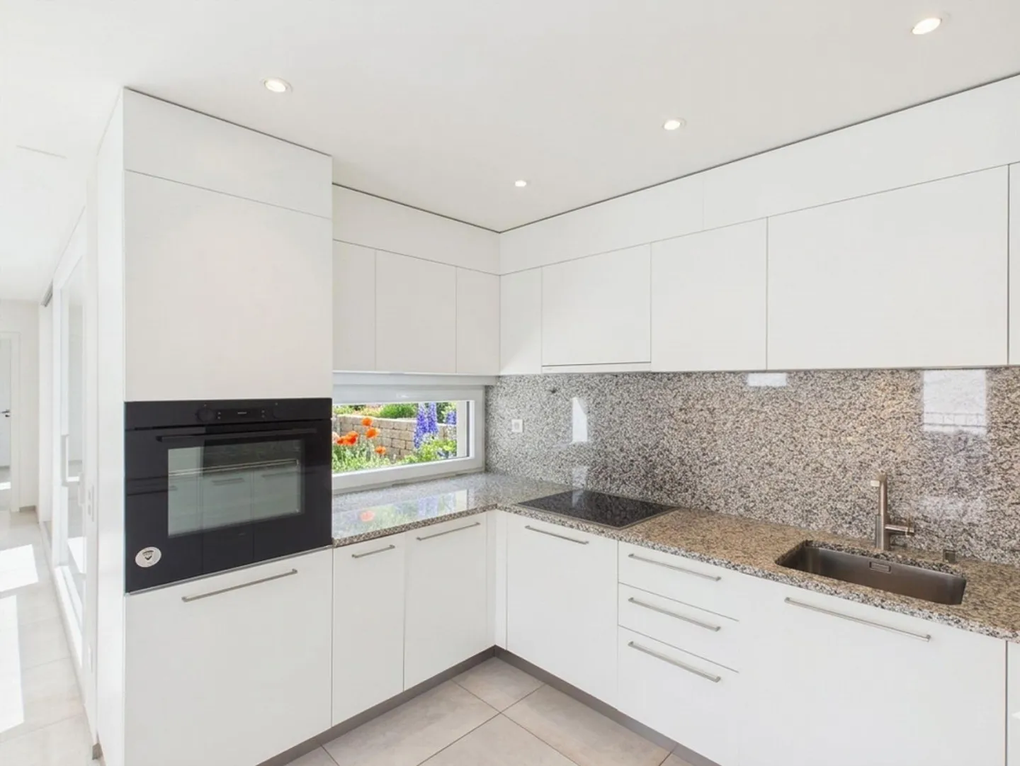 BRIGHT APARTMENT IN A QUIET AREA - Photo 3 of 7