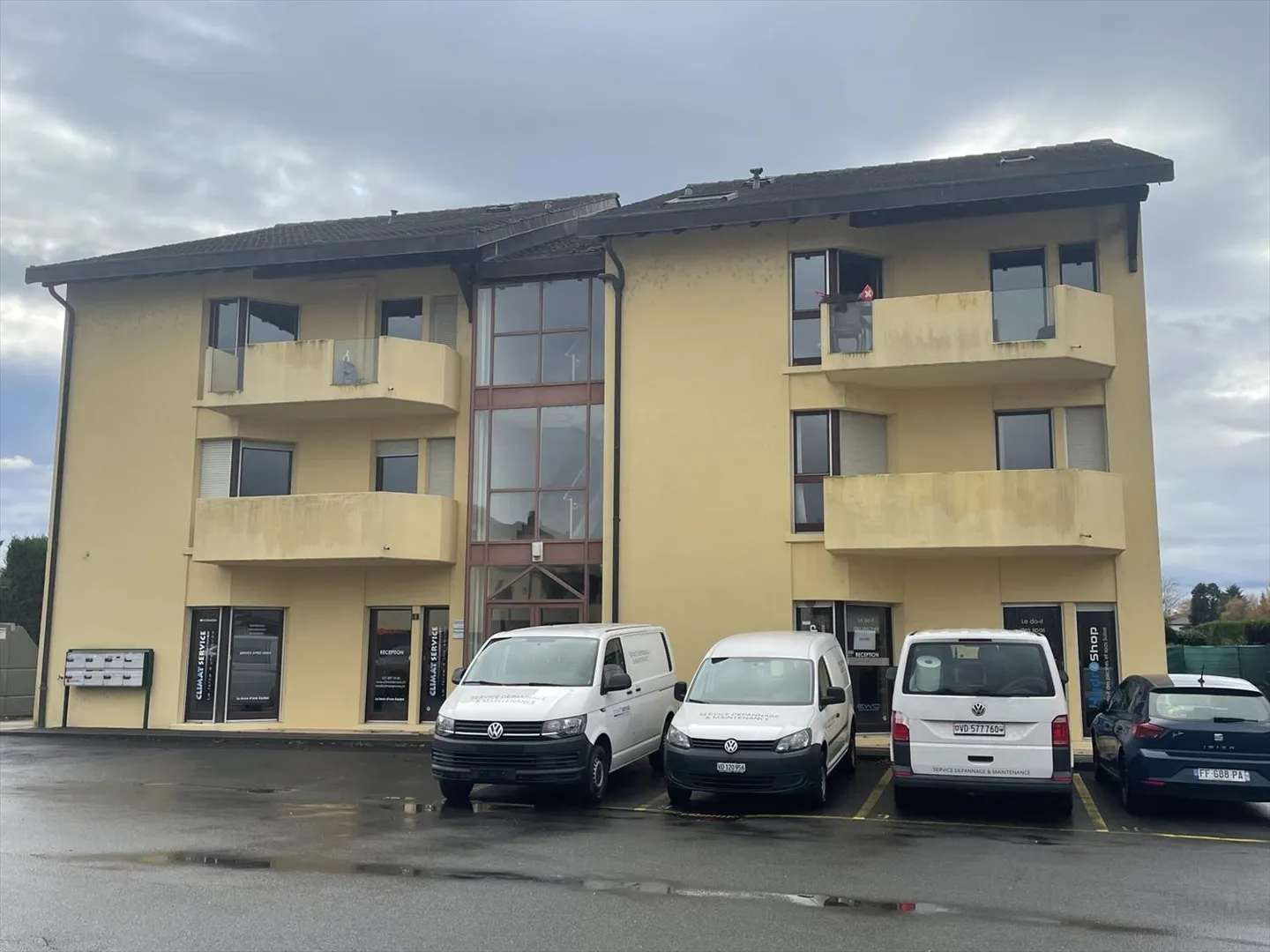 AMPIO SPAZIO COMMERCIALE MODULARE DI 232 m² CON TERRAZZA E PARCHEGGIO - Foto 2 di 13