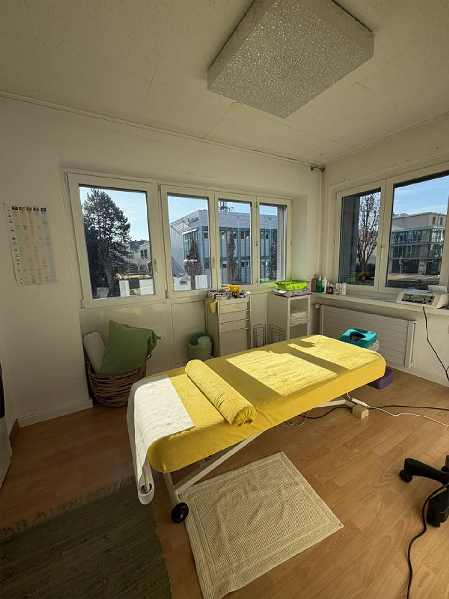 Practice or office space in a charming commercial building - Photo 2 of 5