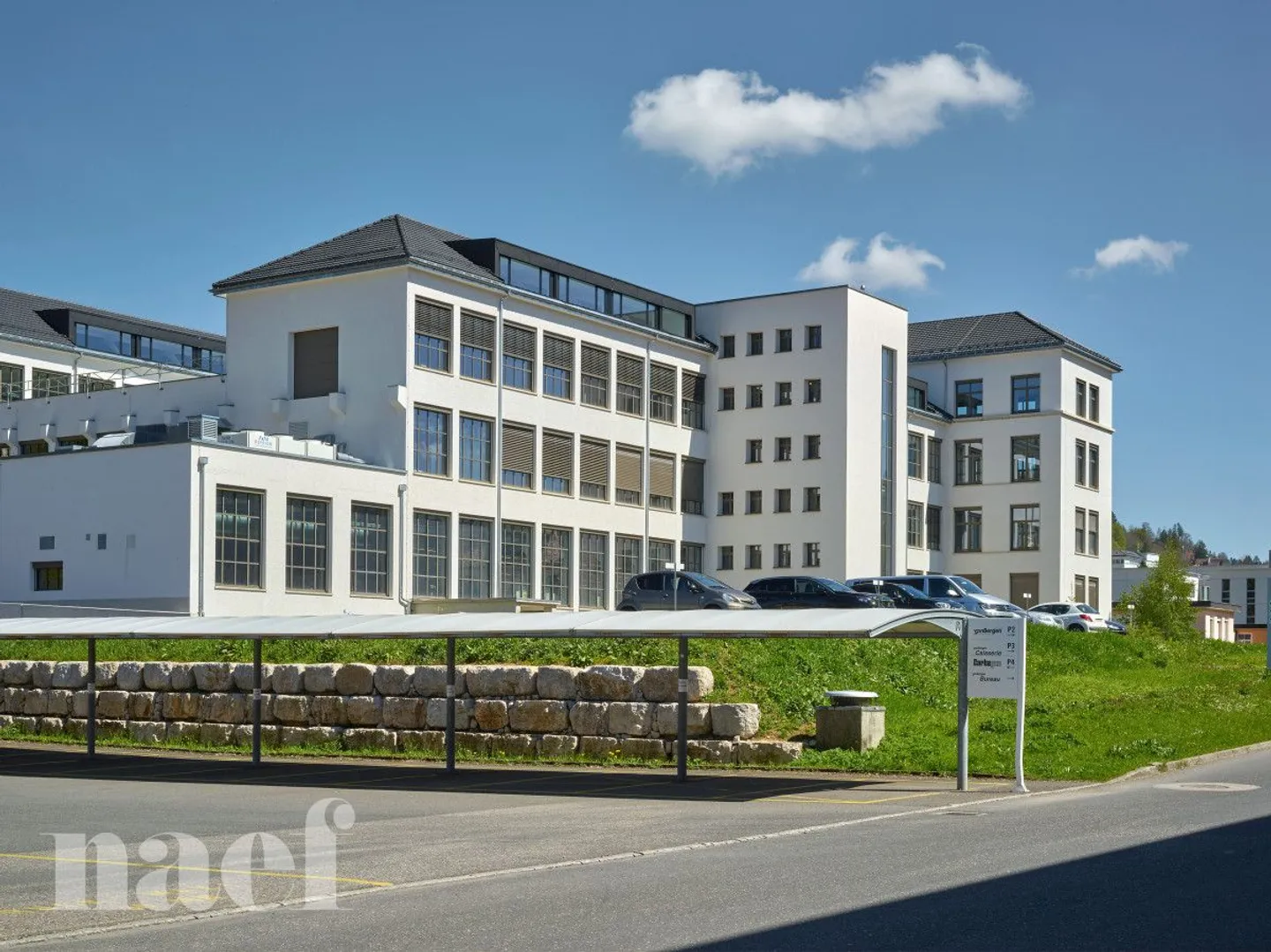 Uffici di 622 m2 con travi a vista - Foto 1 di 12