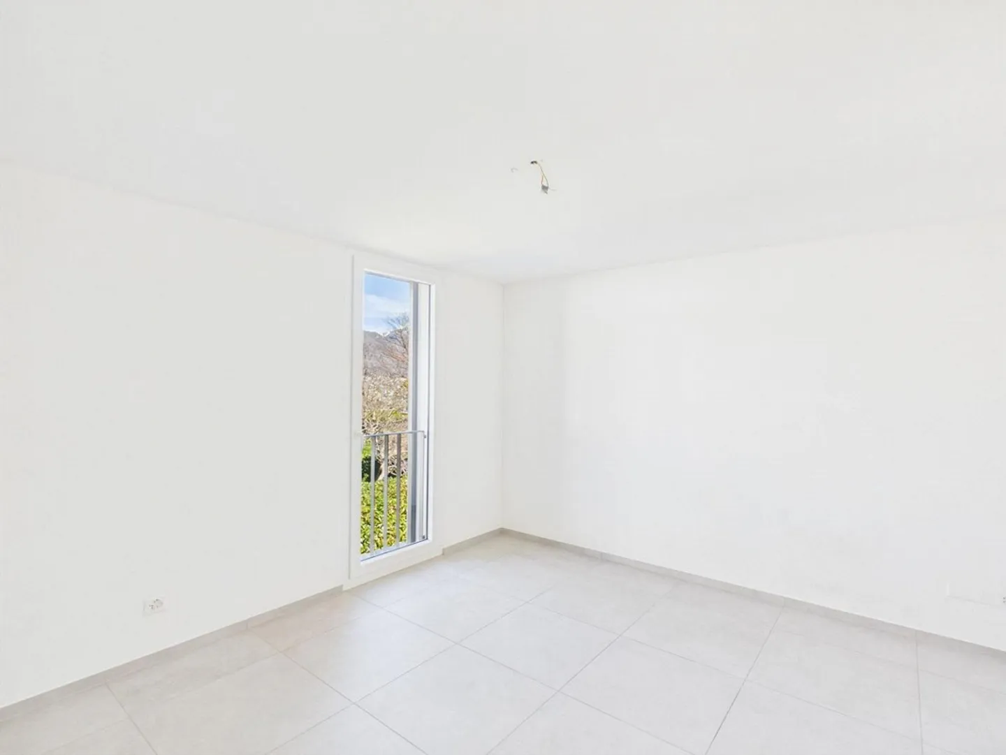 BRIGHT APARTMENT IN A QUIET AREA - Photo 5 of 7