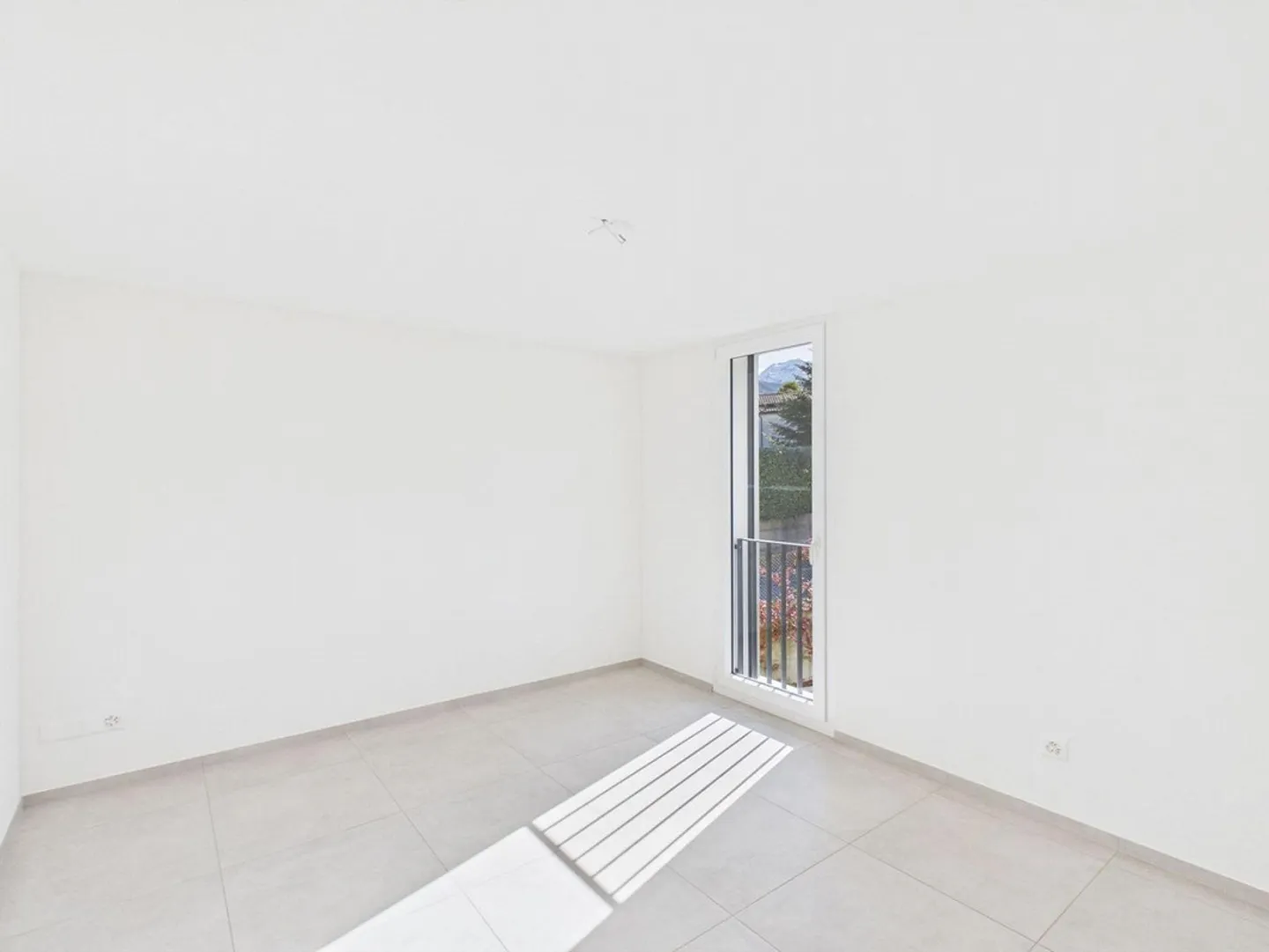 BRIGHT APARTMENT IN A QUIET AREA - Photo 6 of 7