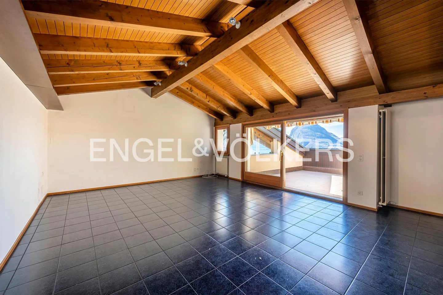 Cozy Rooftop Apartment with a View - Photo 2 of 12