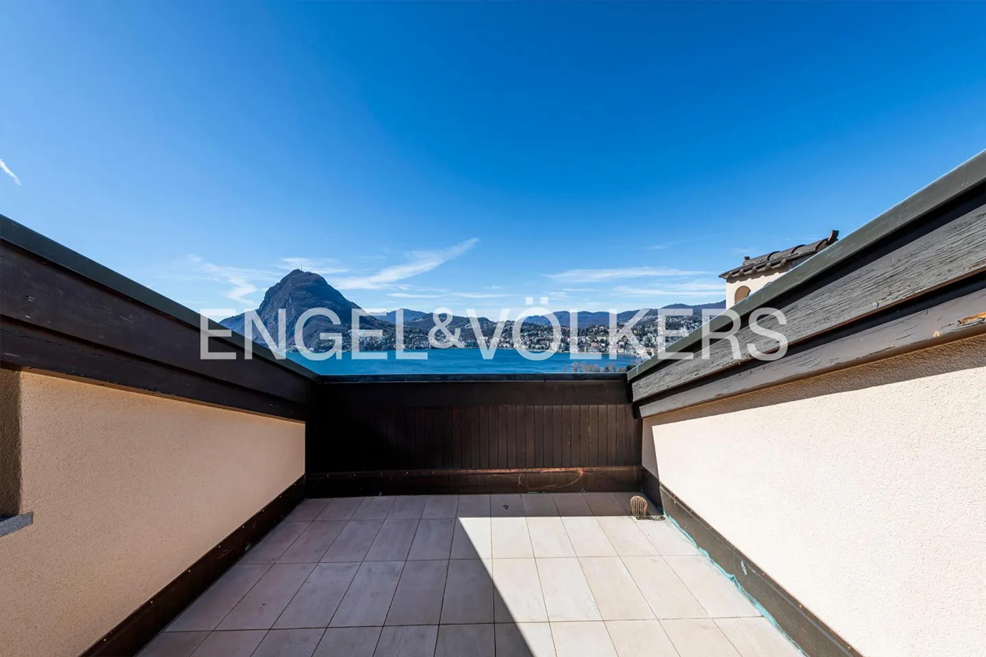 Cozy Rooftop Apartment with a View - Photo 4 of 12