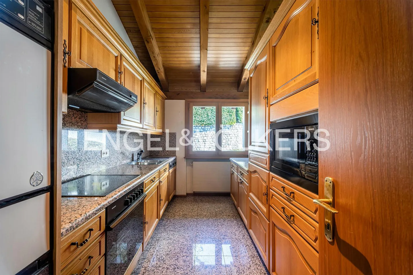 Cozy Rooftop Apartment with a View - Photo 5 of 12