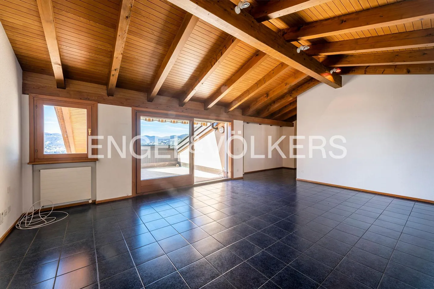 Cozy Rooftop Apartment with a View - Photo 6 of 12