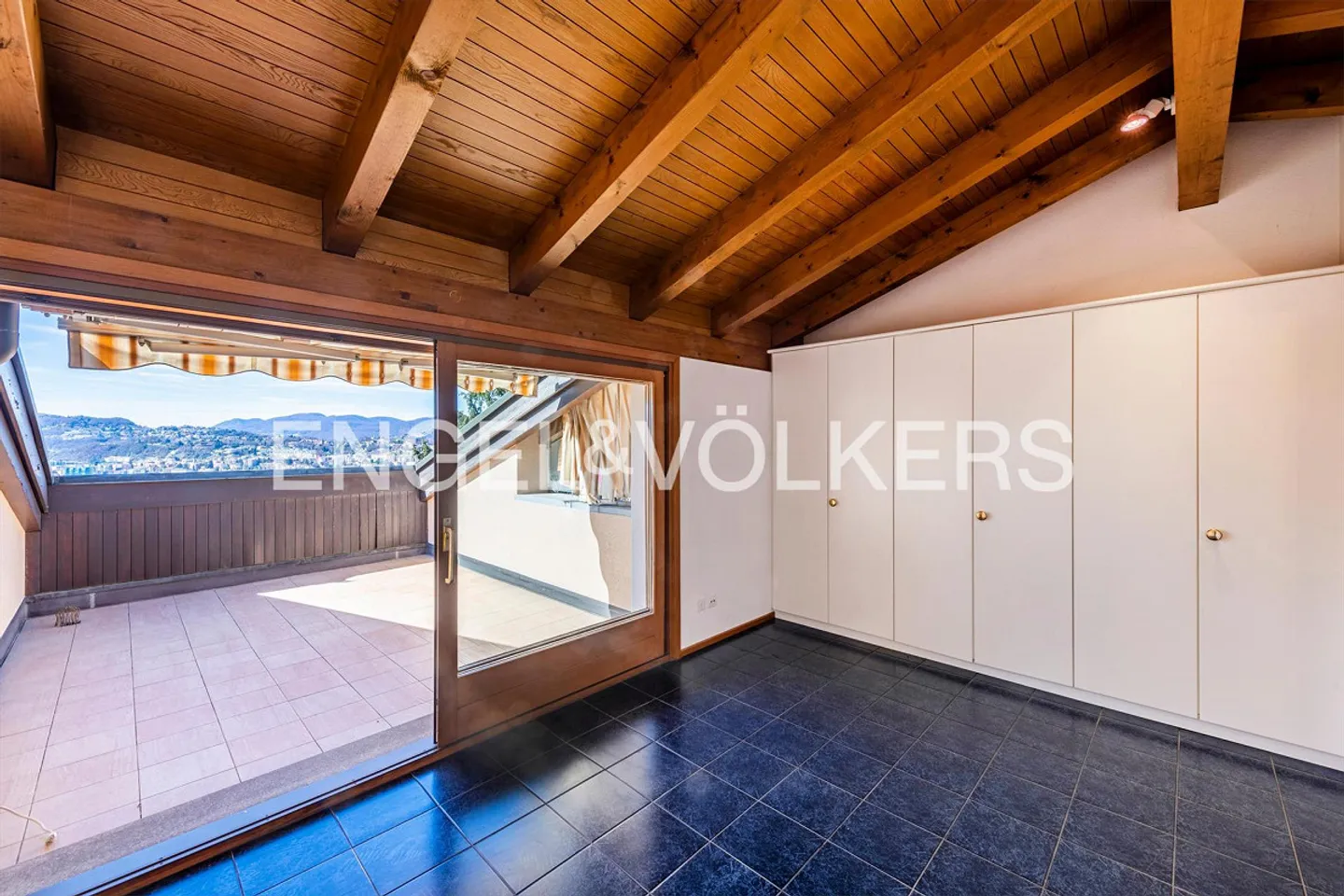 Cozy Rooftop Apartment with a View - Photo 7 of 12