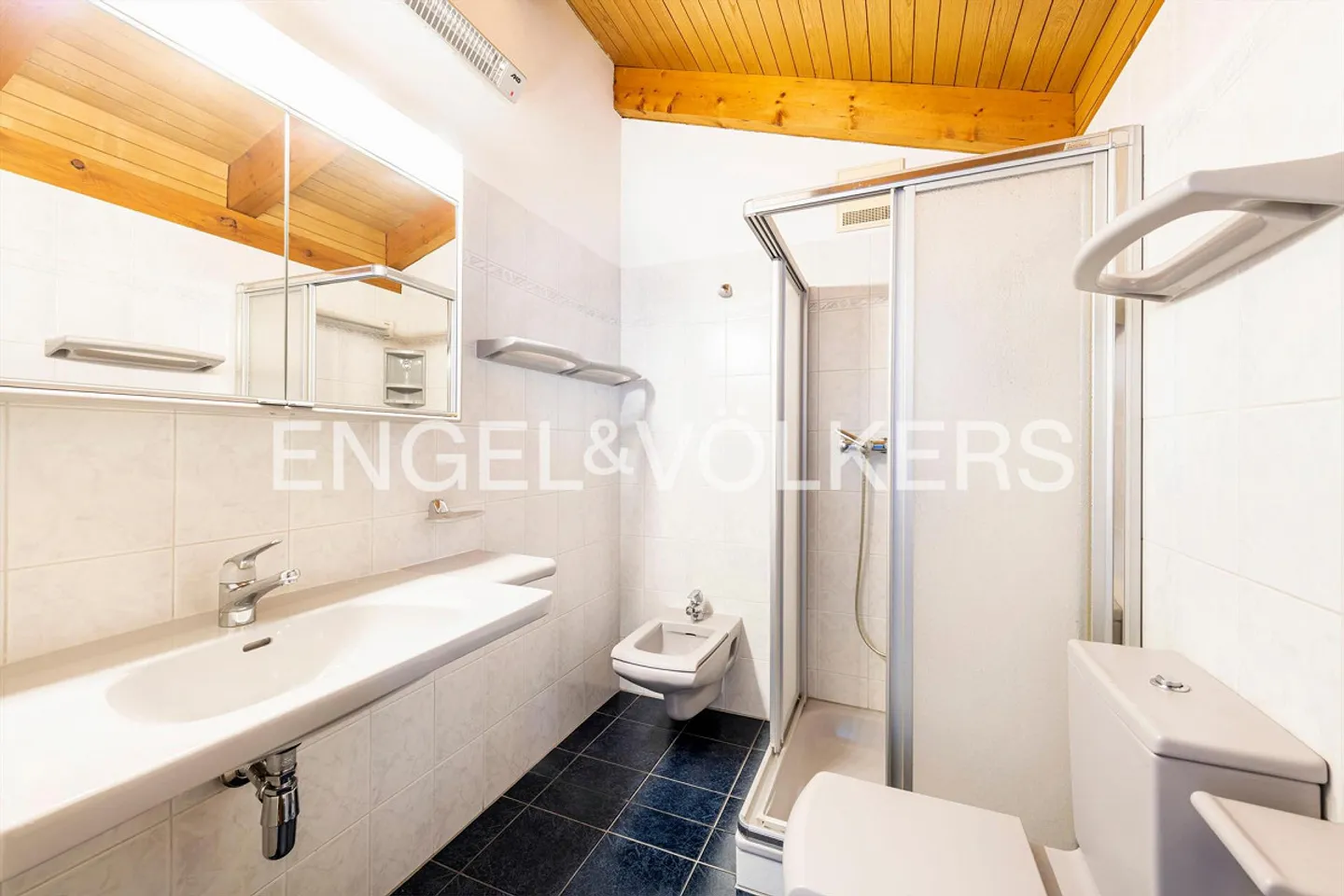 Cozy Rooftop Apartment with a View - Photo 9 of 12